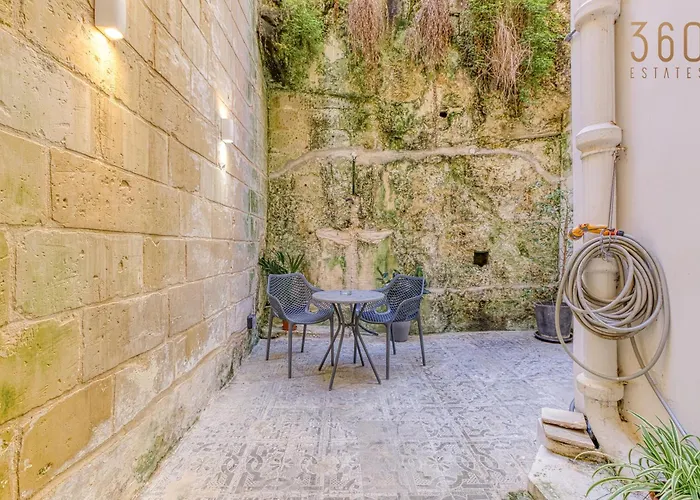 Apartment Lovely Traditional 4br Townhouse In Charming By 360 Estates *