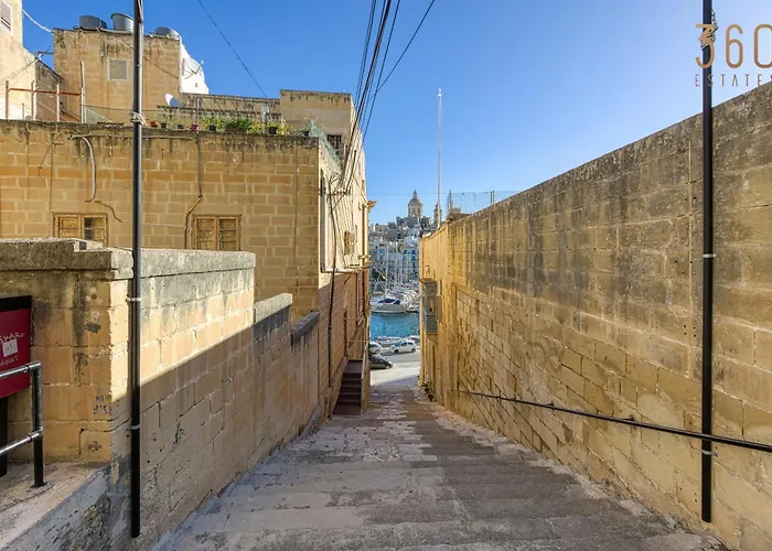 Lovely Traditional 4br Townhouse In Charming By 360 Estates Apartment