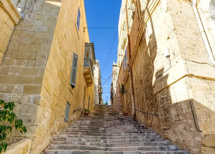 Lovely Traditional 4br Townhouse In Charming By 360 Estates *